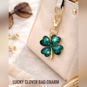 🍀 Lucky Clover Crystal Bag Charm – Emerald Green Gold Keychain
